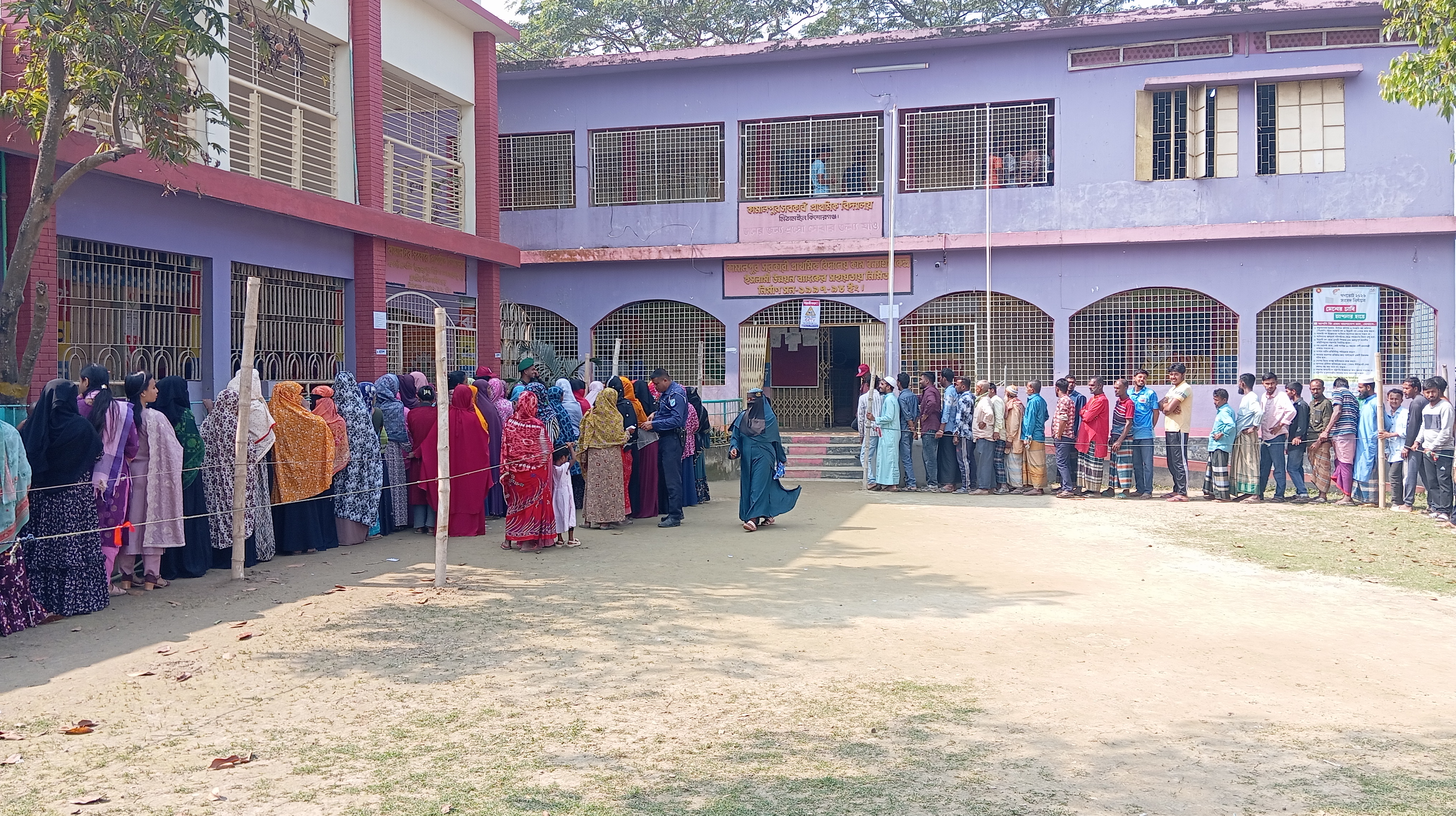 সাবেক রাষ্ট্রপতি হামিদের বাড়ির ভোটকেন্দ্রে দীর্ঘ লাইন