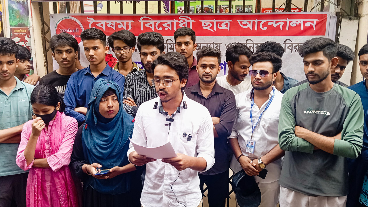 লিখিত বক্তব্য পাঠ করেন পদত্যাগকারী আলী রাইয়ান জোহান