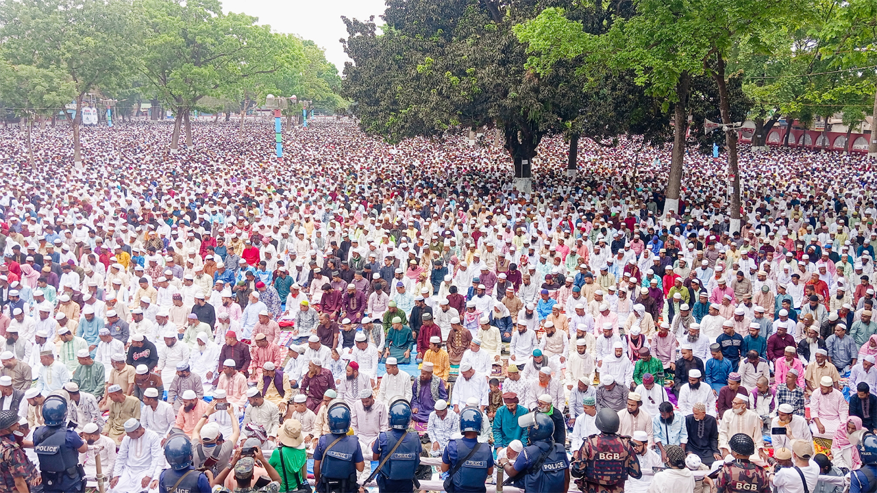 কিশোরগঞ্জের ঐতিহ্যবাহী  শোলাকিয়া ময়দানের ঈদজামাতে মুসল্লিদের ঢল নামে