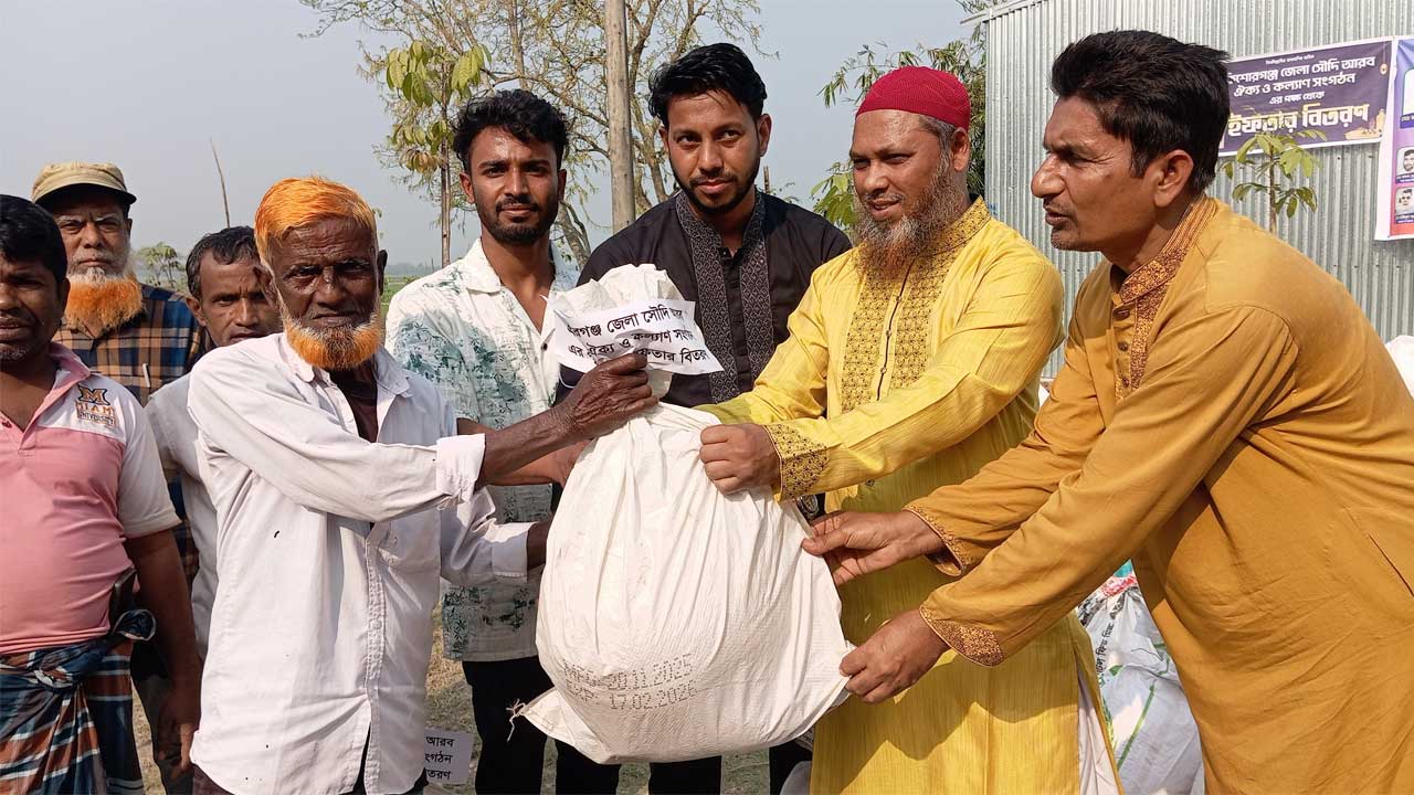 করিমগঞ্জে সৌদি প্রবাসীদের উদ্যোগে দরিদ্রদের মাঝে খাদ্য সামগ্রী বিতরণ করা হয়