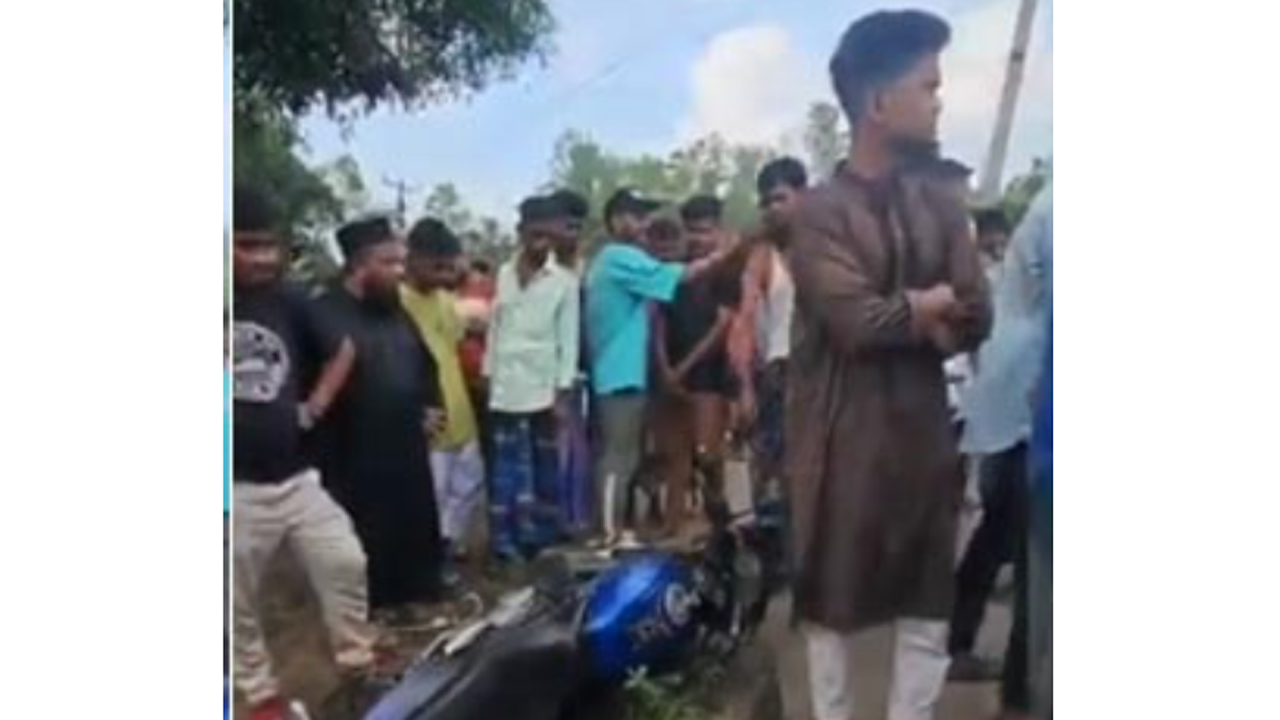 কুলিয়ারচরের দাড়িয়াকান্দি এলাকায় দুর্ঘটনাস্থলে জনতার ভিড়