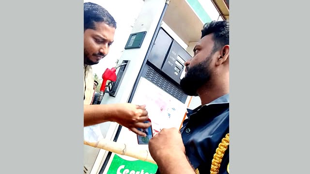 ইউএনও-্এর হাতে কারারক্ষী আটক