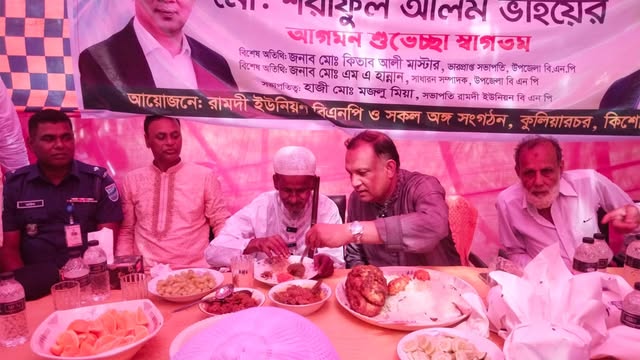 ইনু মিয়াকে ভাত খাওয়াচ্ছেন প্রতিমন্ত্রী