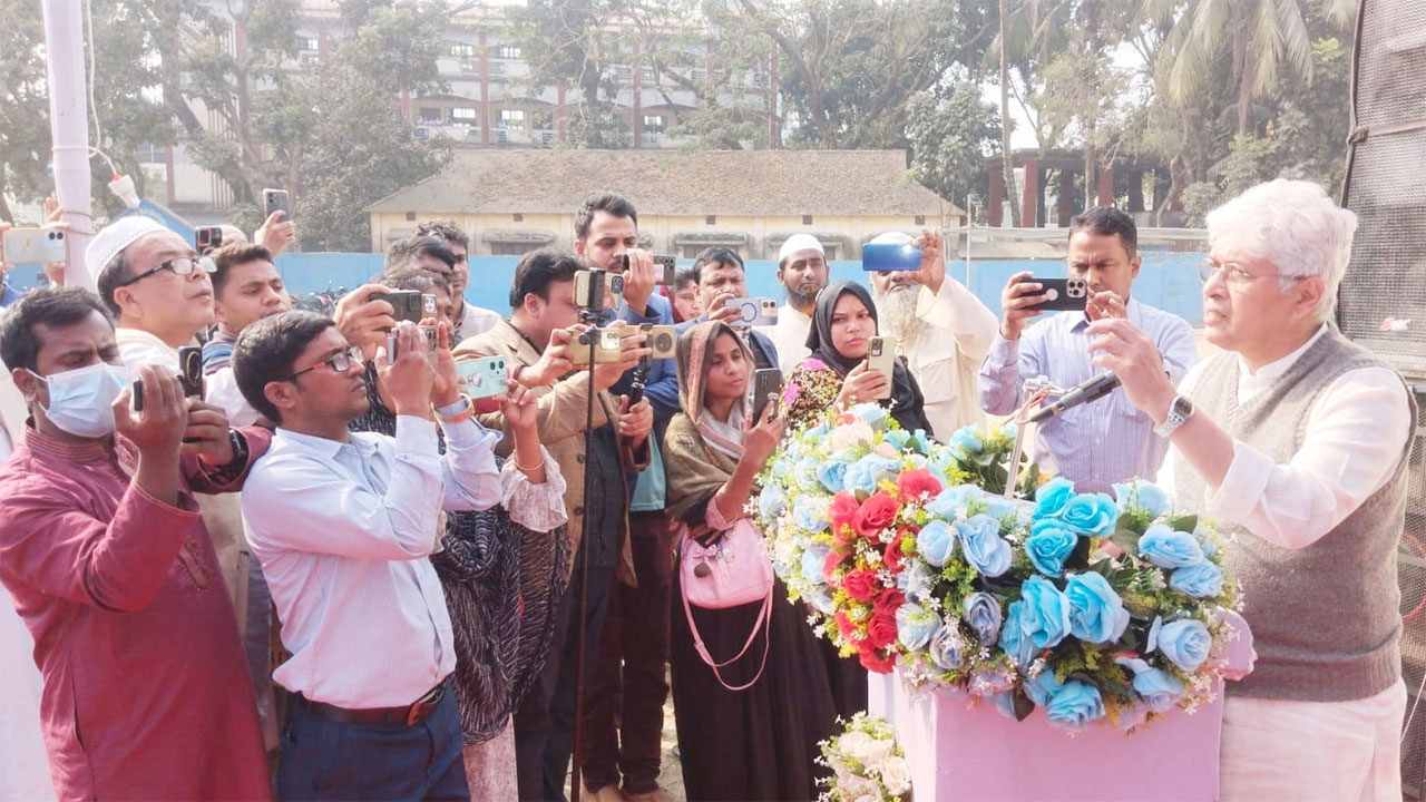 ভোটের গাড়ির কার্যক্রমের উদ্বোধনের আগে বক্তব্য রাখেন উপদেষ্টা আদিলুর রহমান খান