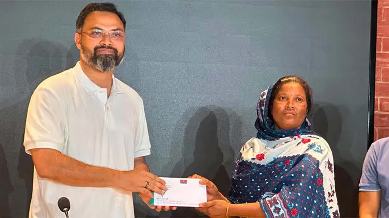 ক্রীড়া প্রতিমন্ত্রী আমিনুল হক ও কিসকুর মা