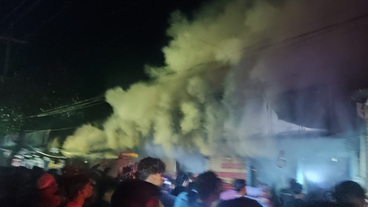 পাকুন্দিয়ায় দোকানে আগুন।