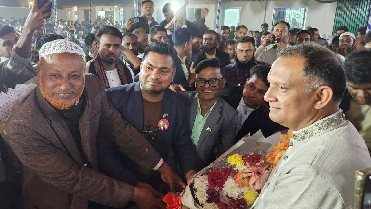 নেতা-কর্মীদের সাথে শুভেচ্ছা বিনিময়
