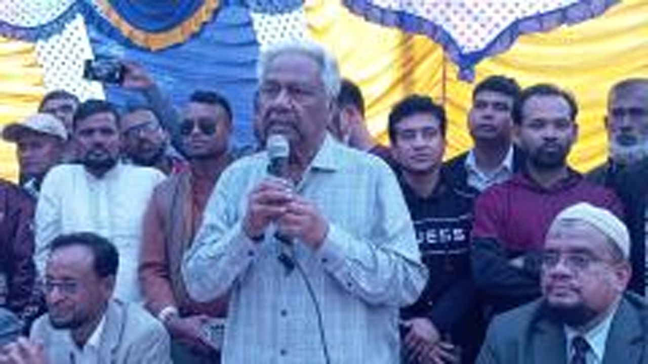 নির্বাচনী পথসভায় বক্তব্য রাখছেন ড. এম ওসমান ফারুক