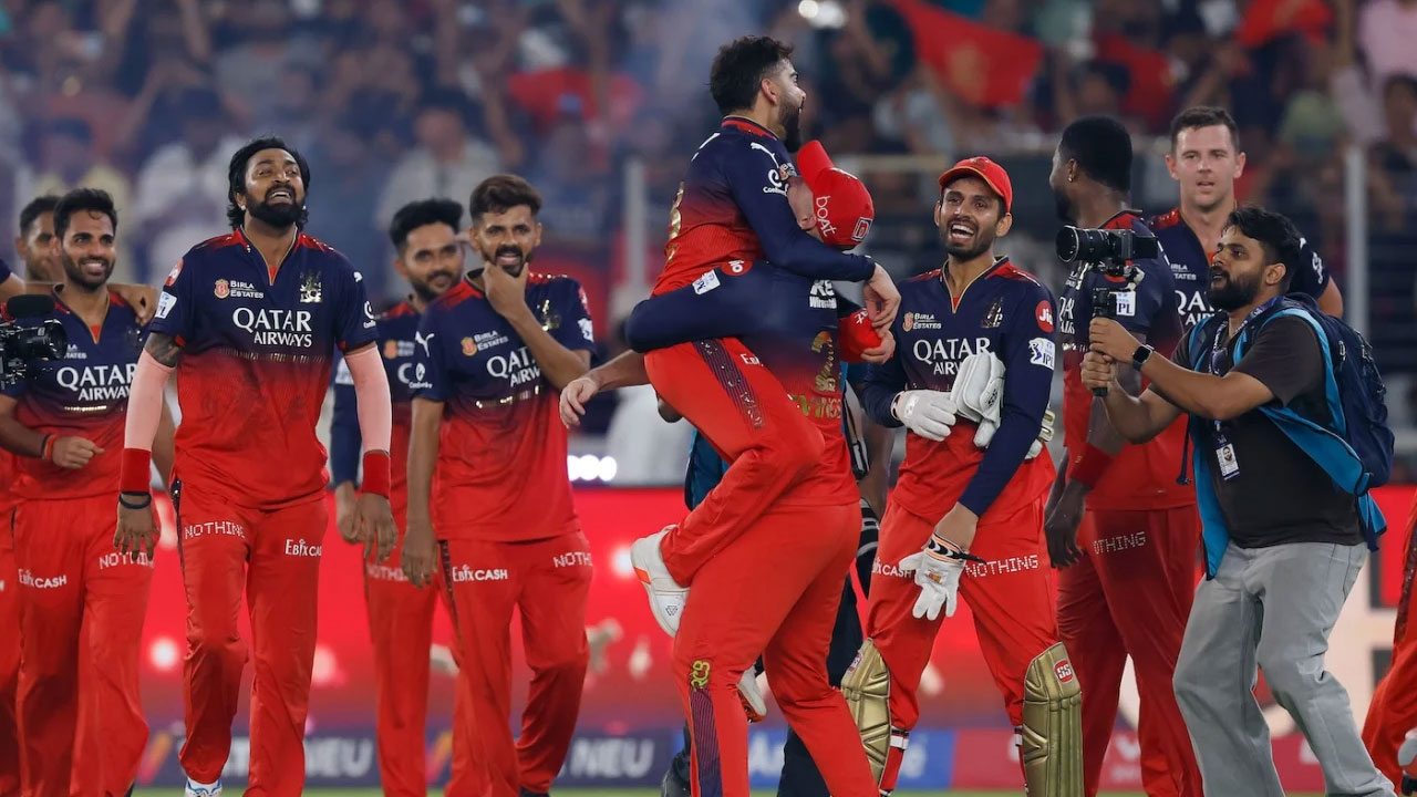 জয়ের পর বিরাট কোহলিকে উপরে উঠিয়ে উল্লাস সতীর্থদের