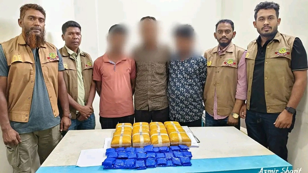 কর্ণফুলীতে ডিবির অভিযানে ৮ কেজি হেরোইন ও ইয়াবাসহ আটক ৩, বাস জব্দ