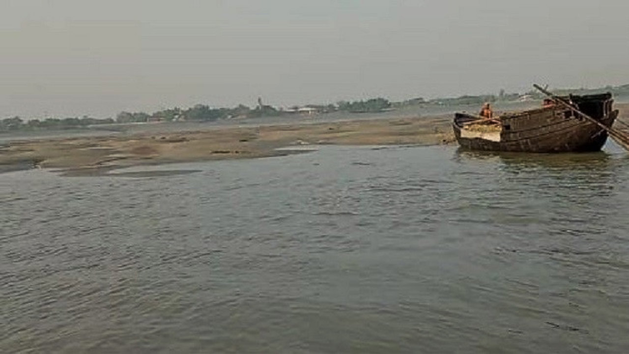 খুলনার কয়রা উপজেলার শাকবাড়িয়া নদী