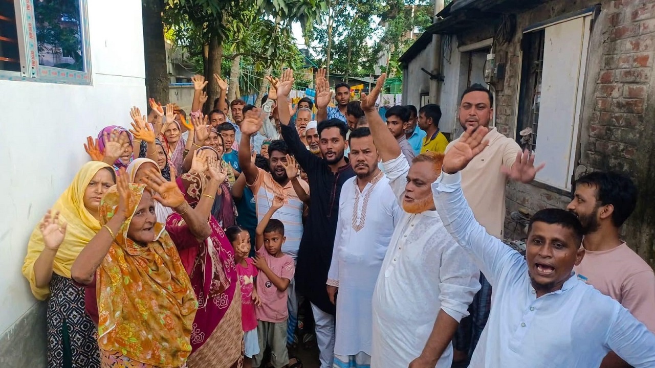 কর্ণফুলীতে ঘনবসতি এলাকায় ৩৩ হাজার ভোল্টের লাইন স্থাপনের প্রতিবাদে মানববন্ধন