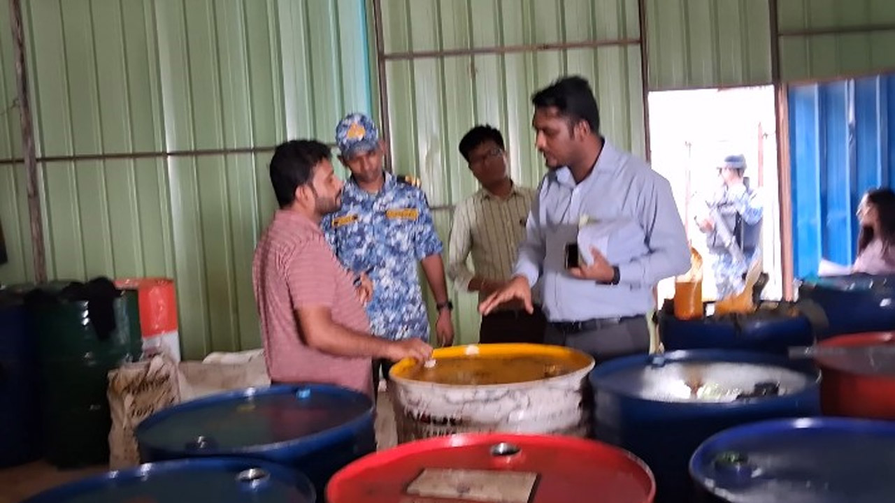 কর্ণফুলীতে ভেজাল লুব অয়েল ও লুব অয়েল তৈরির কাঁচামাল জব্দ