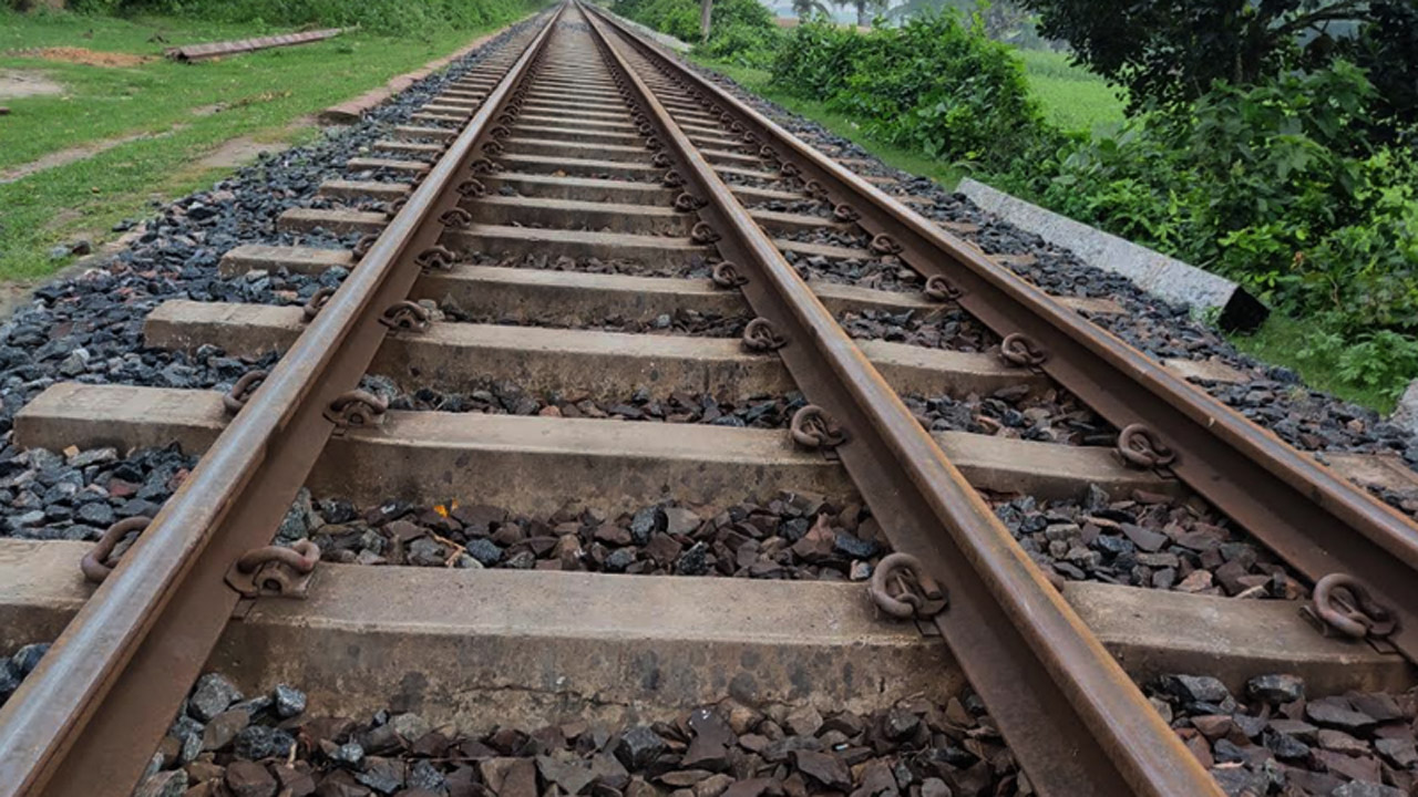 কোটচাঁদপুরে ট্রেনের ধাক্কায় লাটাহাম্বা চালকের মৃত্যু