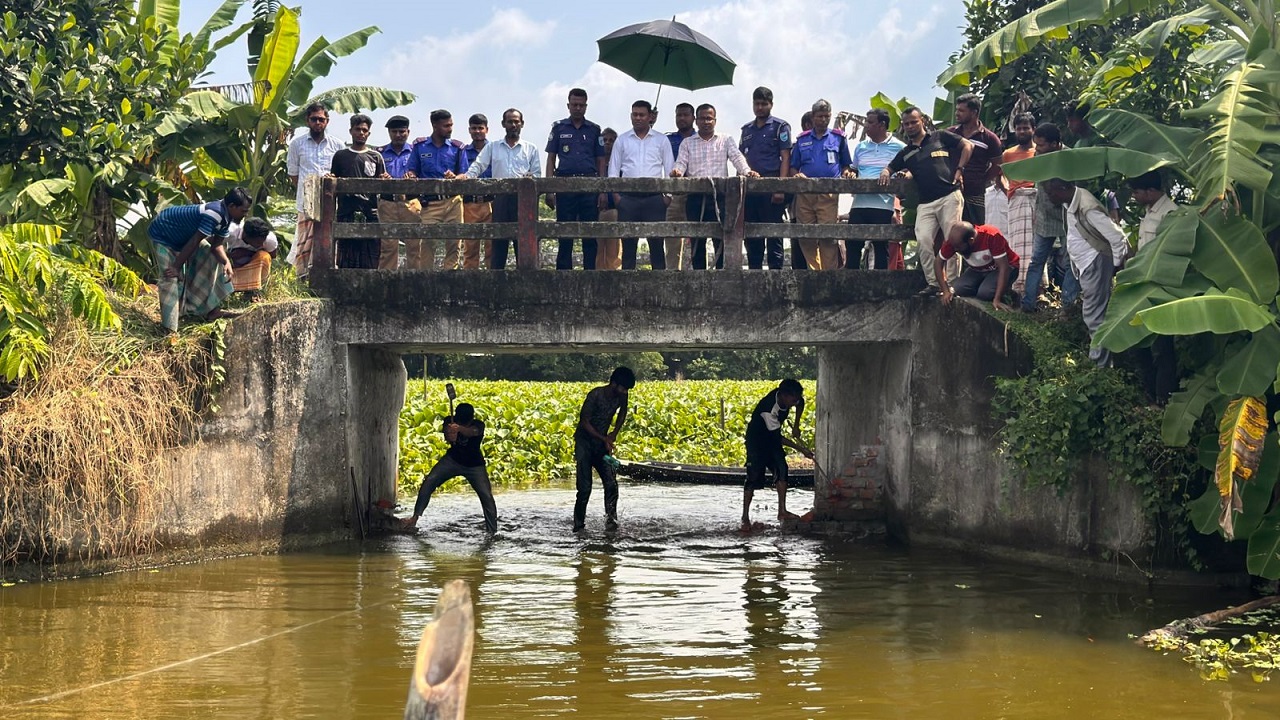 কোটালীপাড়ায় ব্রিজের নিচের অবৈধ বাঁধ অপসারণ