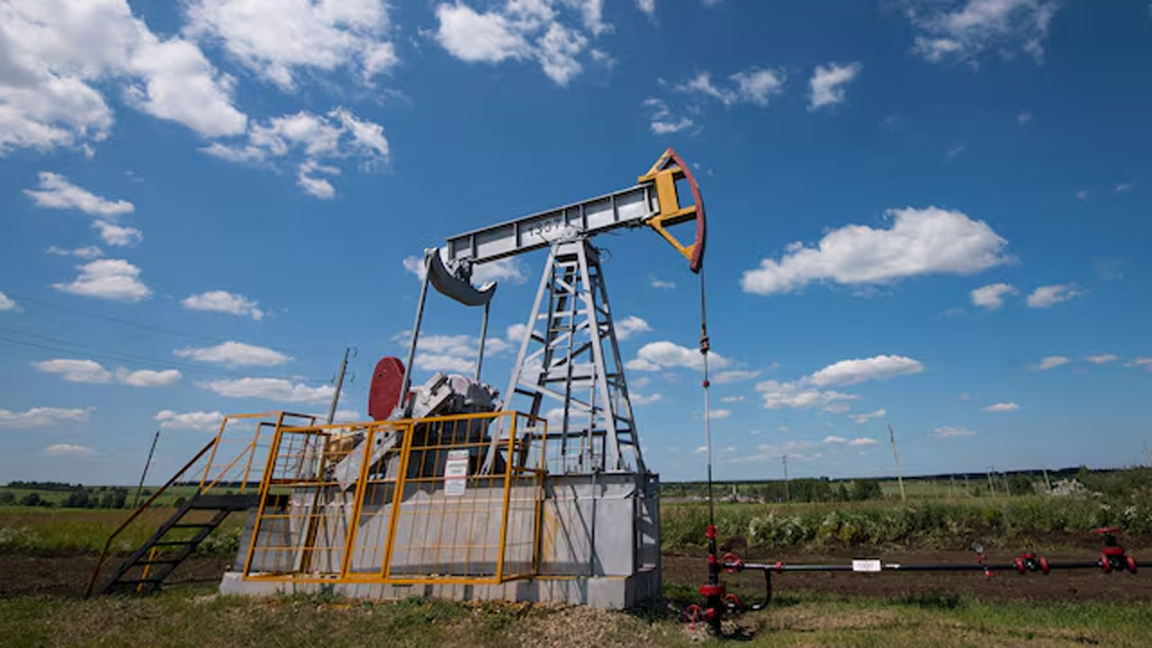 রাশিয়ার আলমেতিয়েভস্কের বাইরে অবস্থিত একটি তেল উত্তোলন যন্ত্র