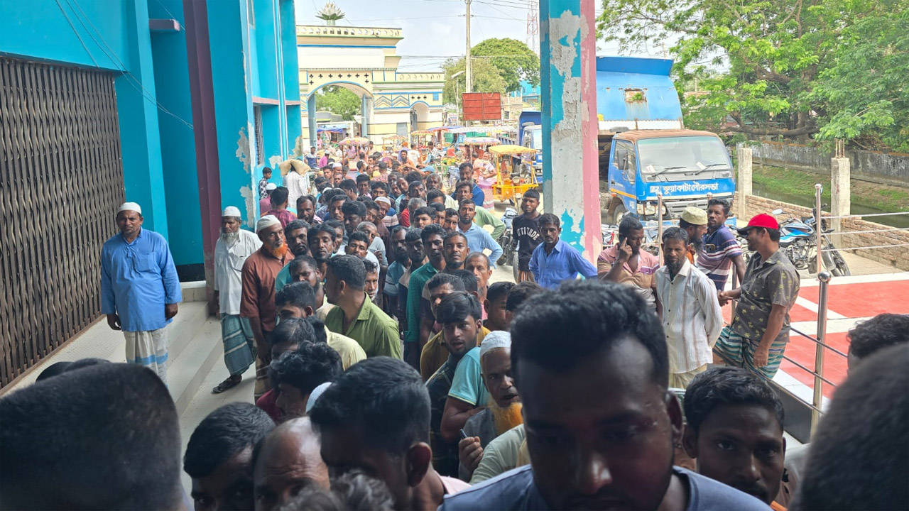 পটুয়াখালীর কুয়াকাটায় জেলেদের মাঝে সরকারি চাল বিতরণ কার্যক্রম