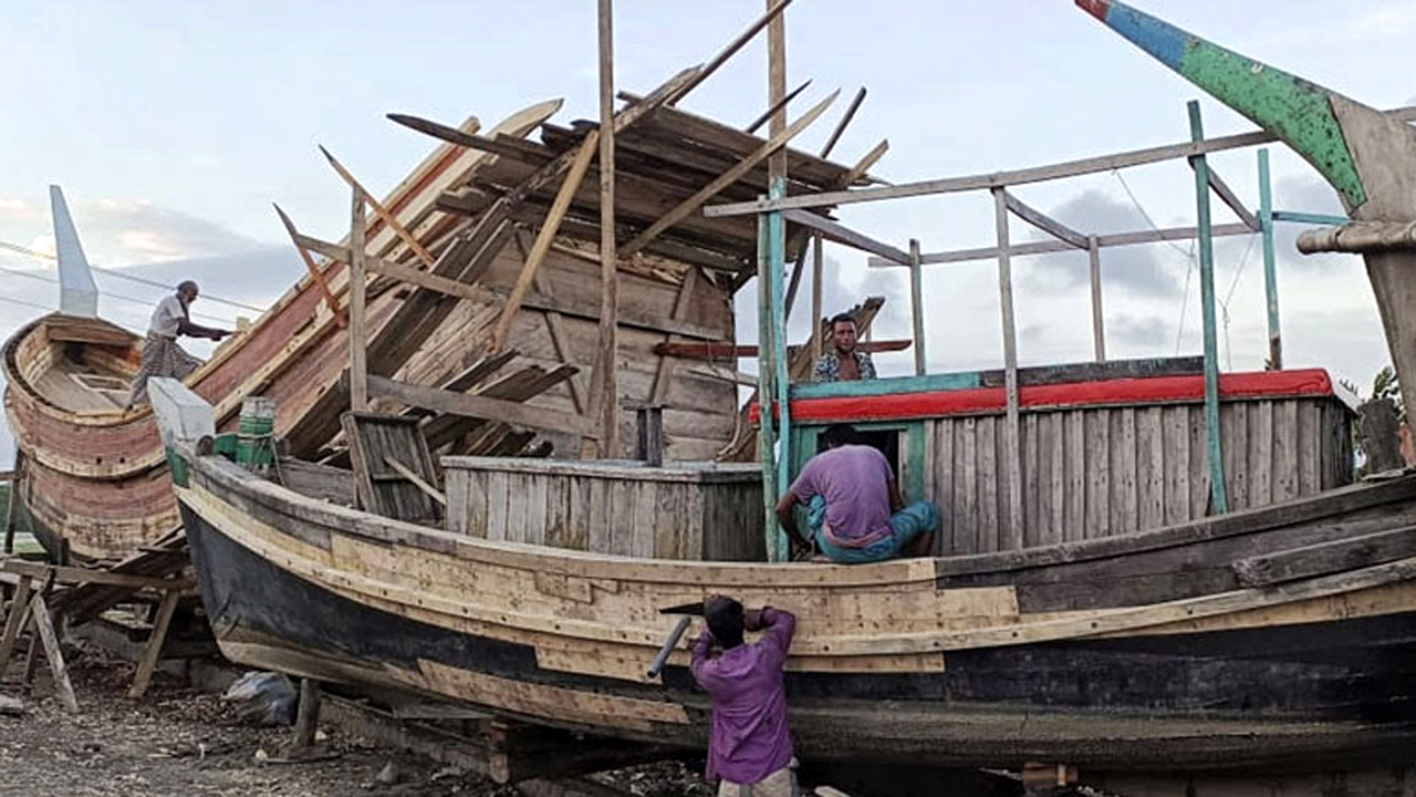 নৌকা তৈরিতে ব্যস্ত সময় পার করছে শ্রমিকরা