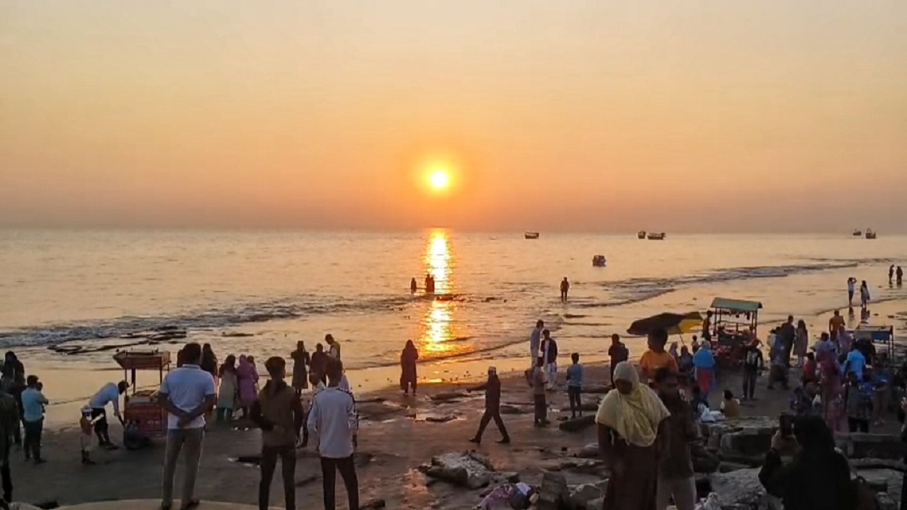 নতুন বছরকে স্বাগত জানাতে সাগরকন্যা কুয়াকাটায় পর্যটকের ঢল