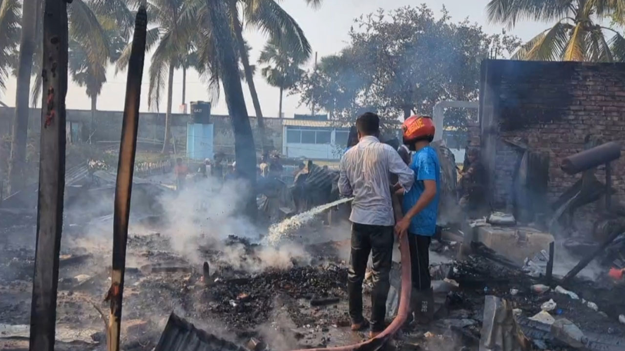 আগুনে ক্ষতিগ্রস্ত দোকান