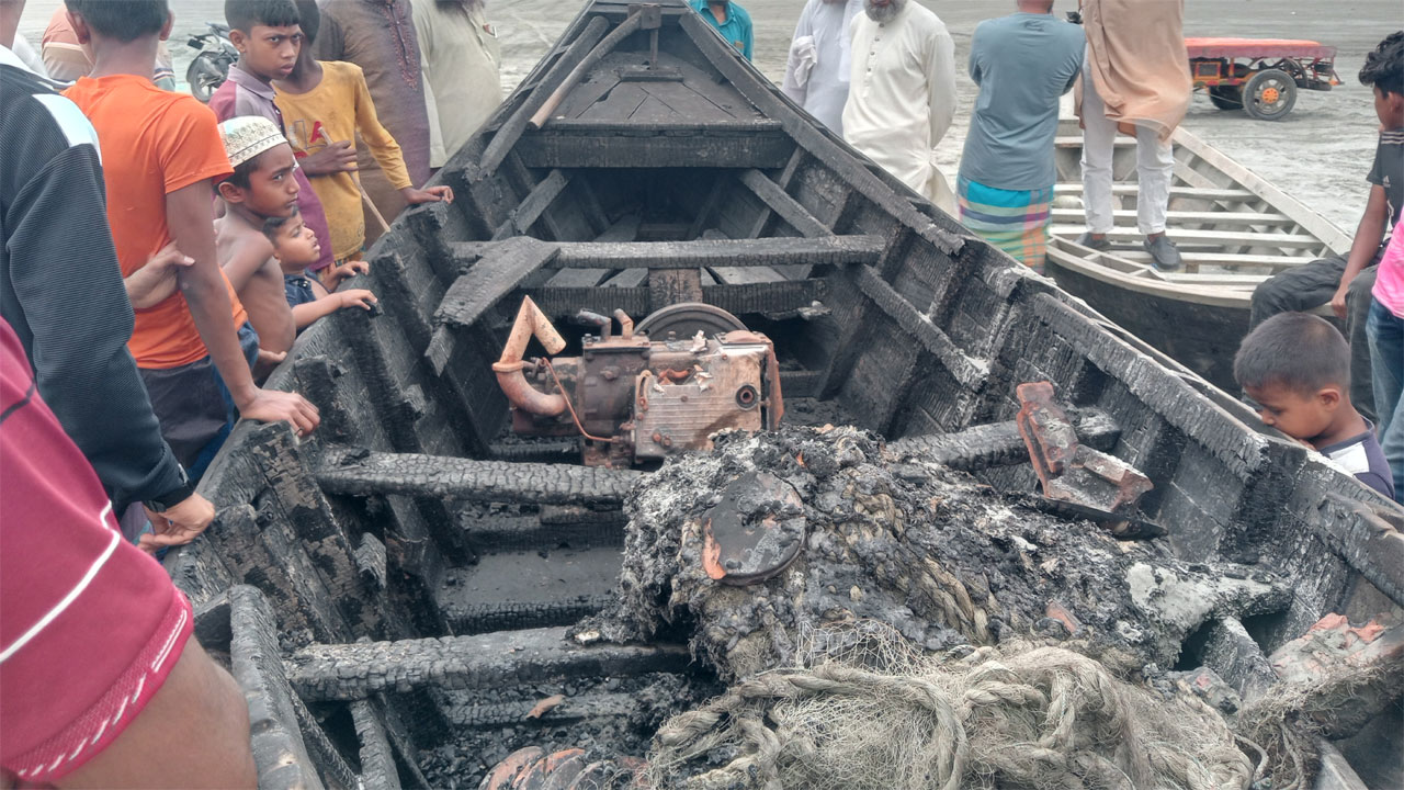 আগুনে ক্ষতিগ্রস্ত নৌকা