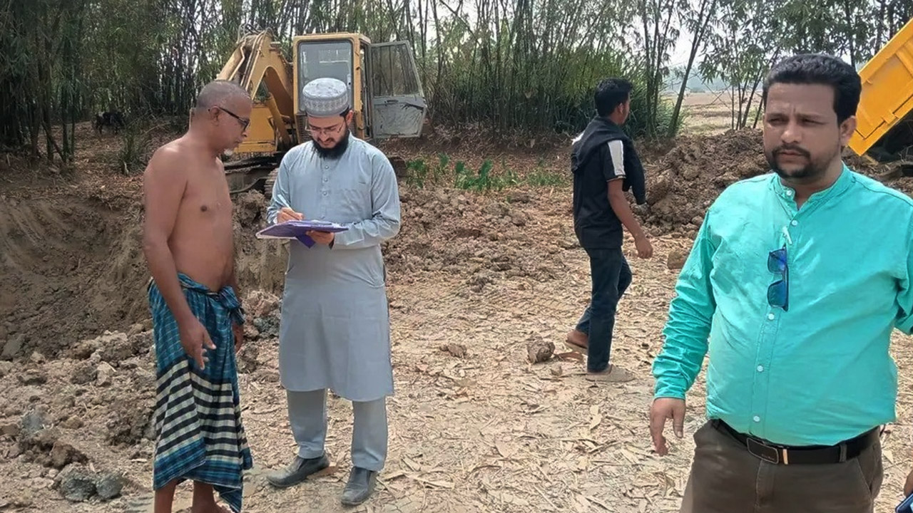 কুলাউড়ায় কৃষি জমির টপ সয়েল কাটার দায়ে ২ লাখ টাকা জরিমানা