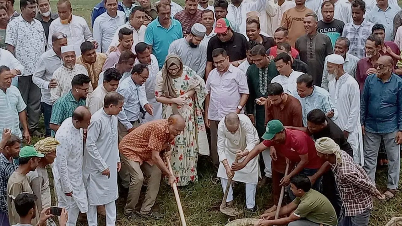 কুলাউড়ায় খাল খনন কর্মসূচির উদ্বোধন