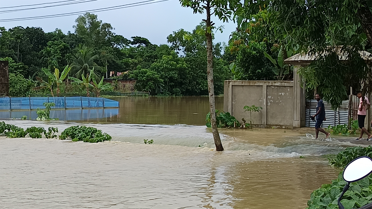 পানি ঢুকছে লোকালয়ে