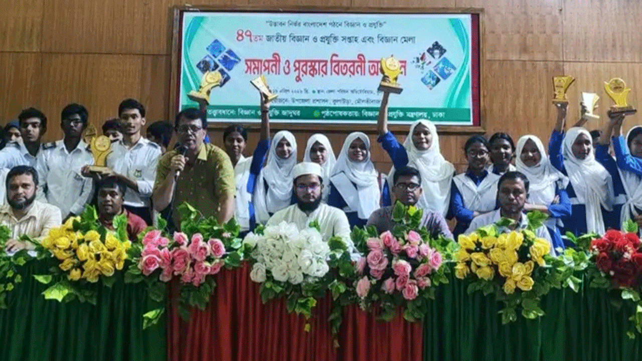 কুলাউড়া বালিকা উচ্চবিদ্যালয়ের শিক্ষার্থীরা