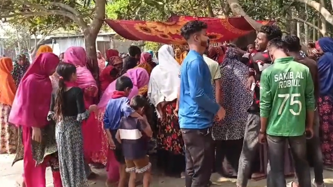 লাশ উদ্ধারের পর উৎসুক জনতা