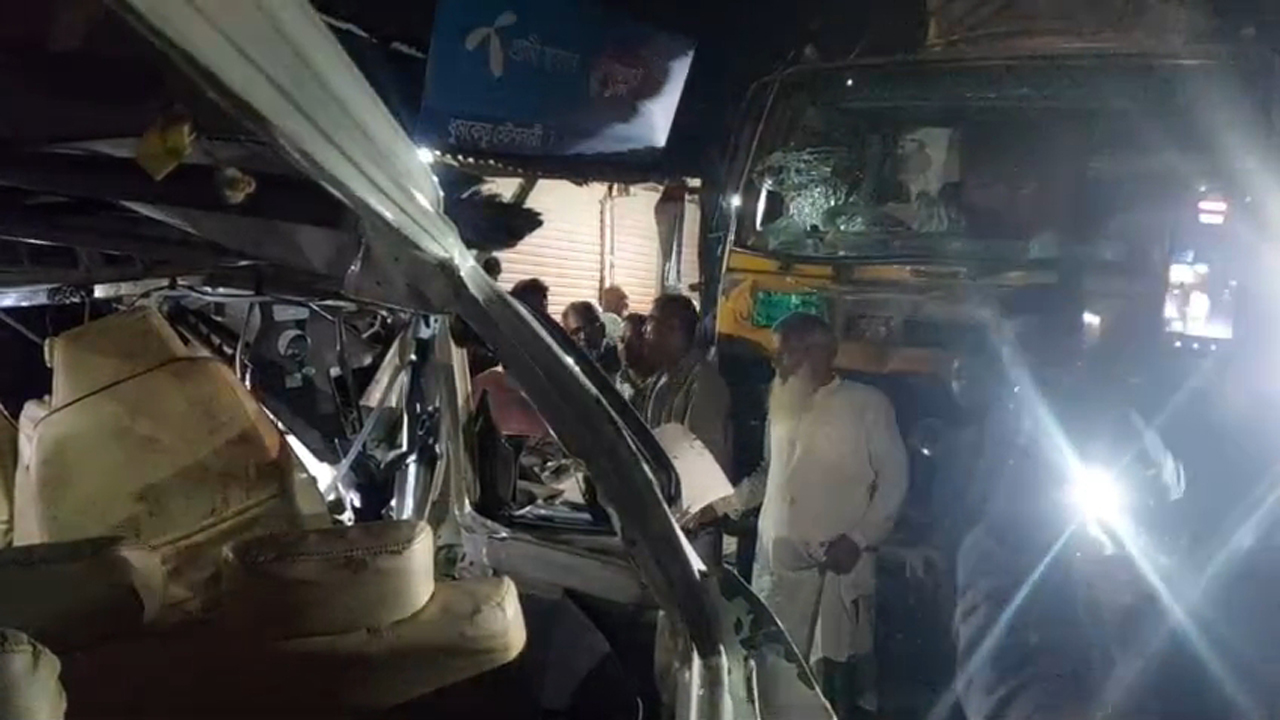 দুর্ঘটনাকবলিত দুই গাড়ি