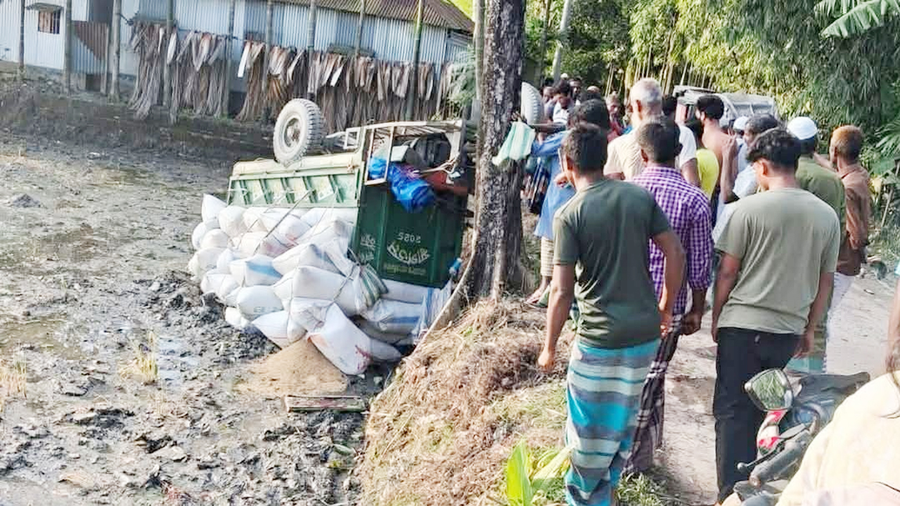উল্টে যাওয়া বস্তাবোঝাই নসিমনটি