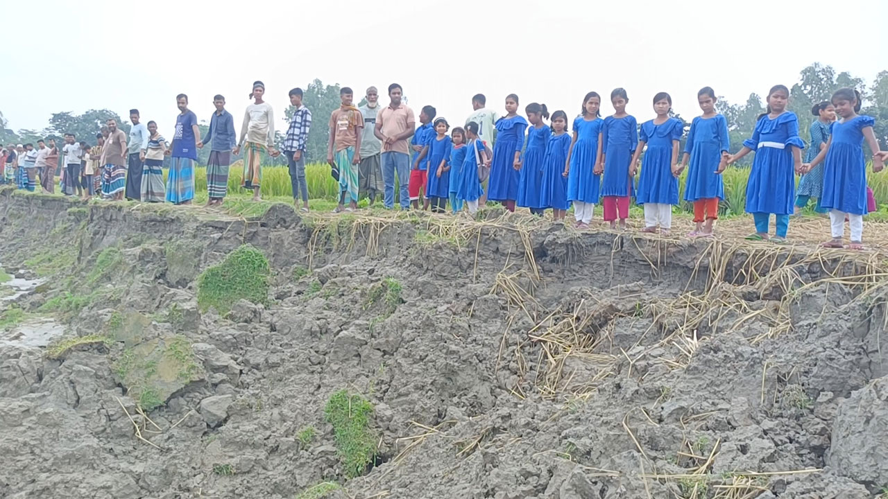 নদী ভাঙন রোধে ব্যবস্থা নেয়ার দাবিতে মানববন্ধন
