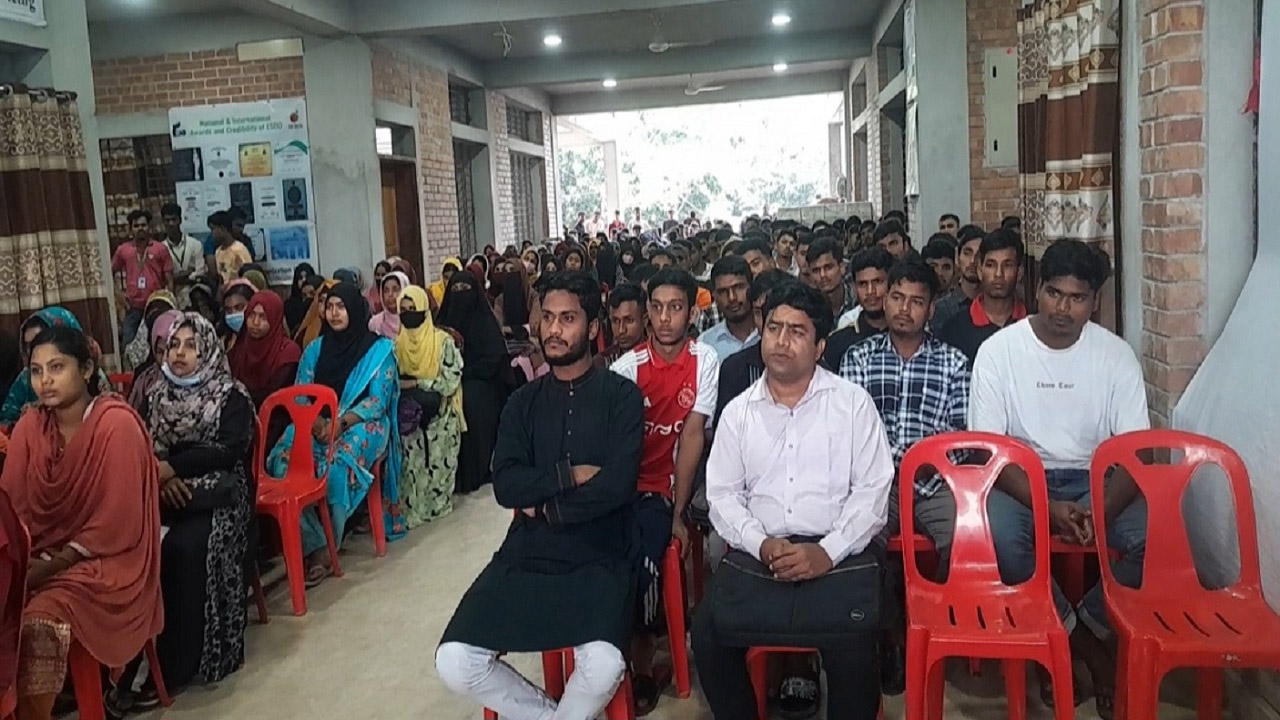 কুড়িগ্রামে তরুণ-তরুণীদের চাকরি মেলা