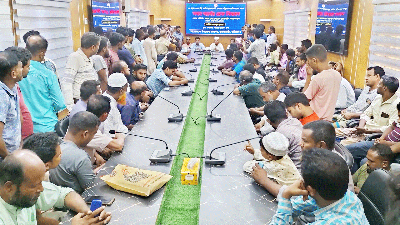 অগ্নিকাণ্ডে ক্ষতিগ্রস্ত ব্যবসায়ীদের পাঁচ হাজার টাকার চেক বিতরণ