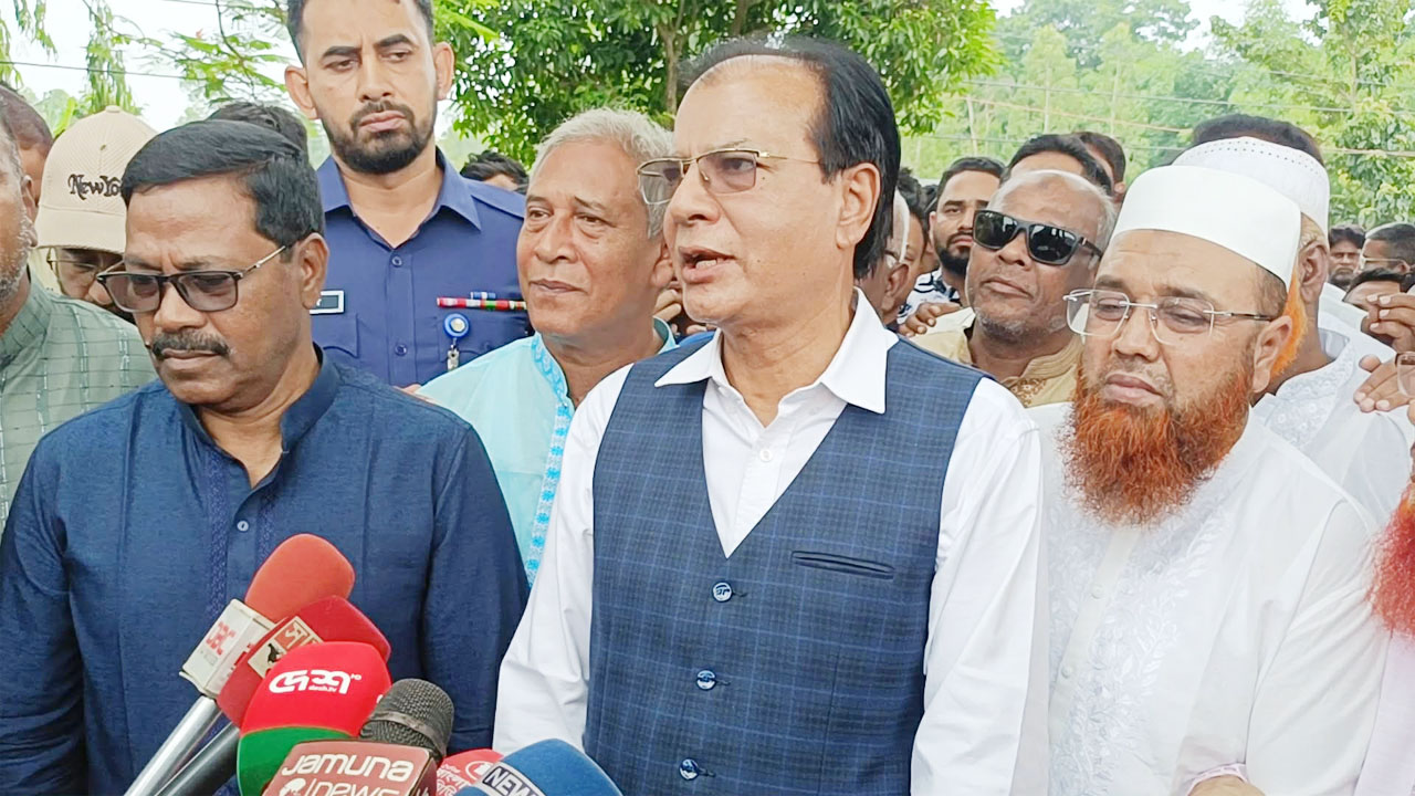 সাংবাদিকদের সাথে কথা বলছেন দুর্যোগ ব্যবস্থাপনা ও ত্রাণমন্ত্রী আসাদুল হাবিব দুলু