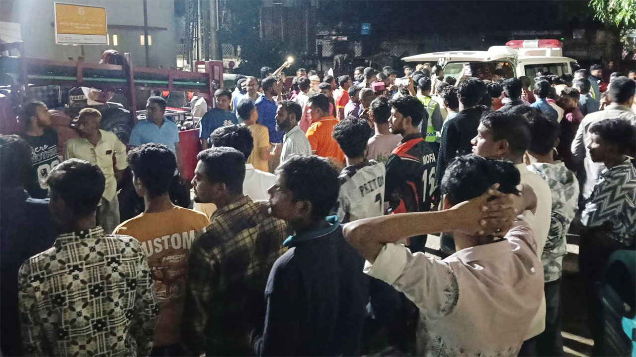 ঘটনাস্থলে স্থানীয় জনতার ভিড়