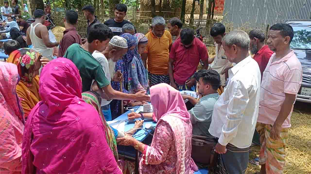 চরে মেডিক্যাল ক্যাম্পে রোগীদের ভিড়