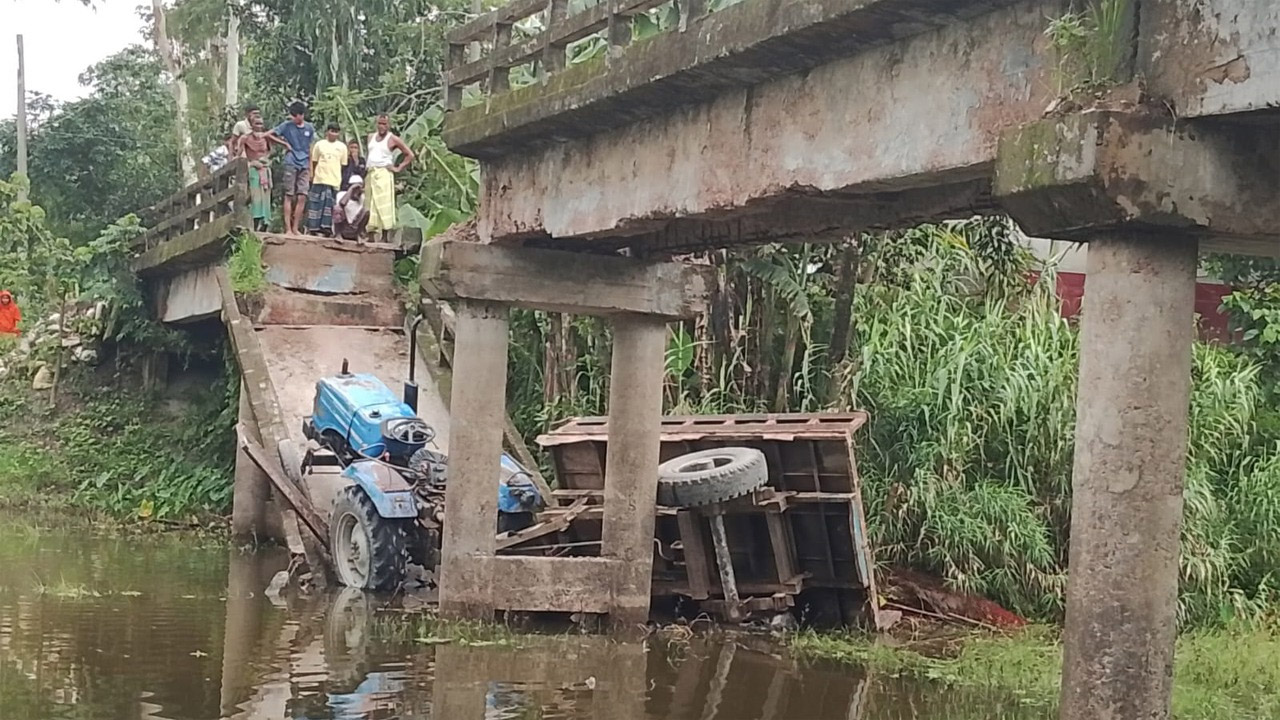 কুড়িগ্রামে সেতু ভেঙে ট্রাক্টর খালে পড়ে আহত ৬, যোগাযোগ বিচ্ছিন্ন