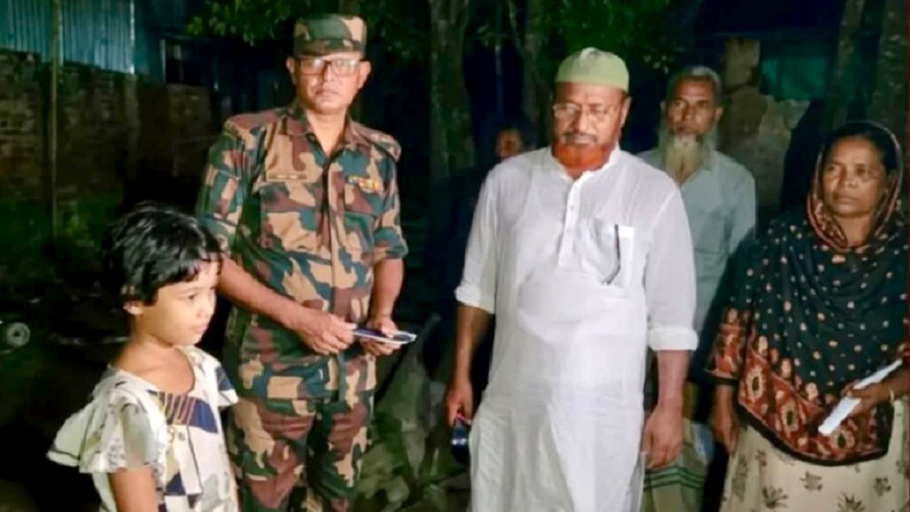 অবশেষে বিজিবির কাছে বাংলাদেশী কিশোরী জয়নব খাতুনকে হস্তান্তর করলো বিএসএফ