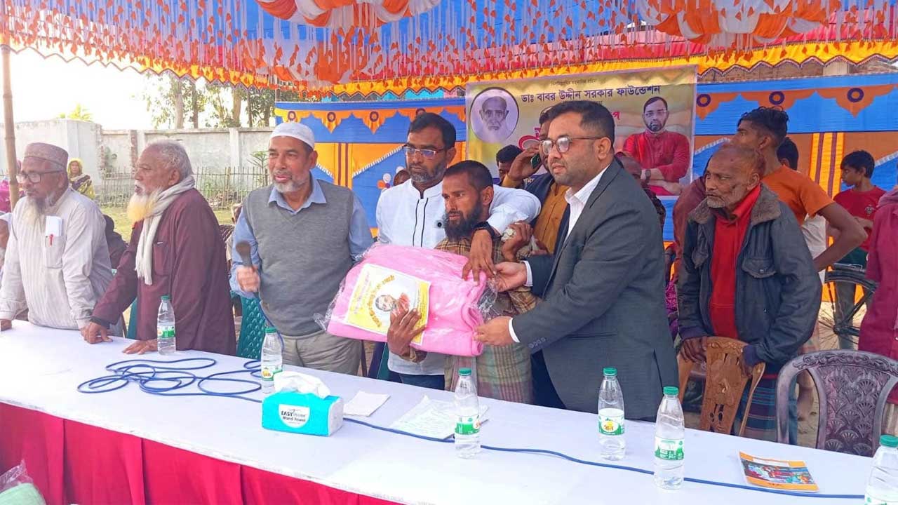 কুড়িগ্রামের উলিপুরে দরিদ্রদের মাঝে কম্বল বিতরণ করা হয়