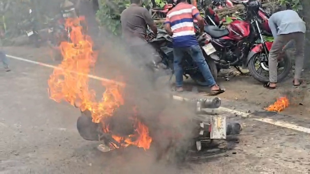 কুড়িগ্রামে পাম্পে তেল নিতে এসে নিজের সিগারেটের আগুনে পুড়ে গেলো মোটরবাইক