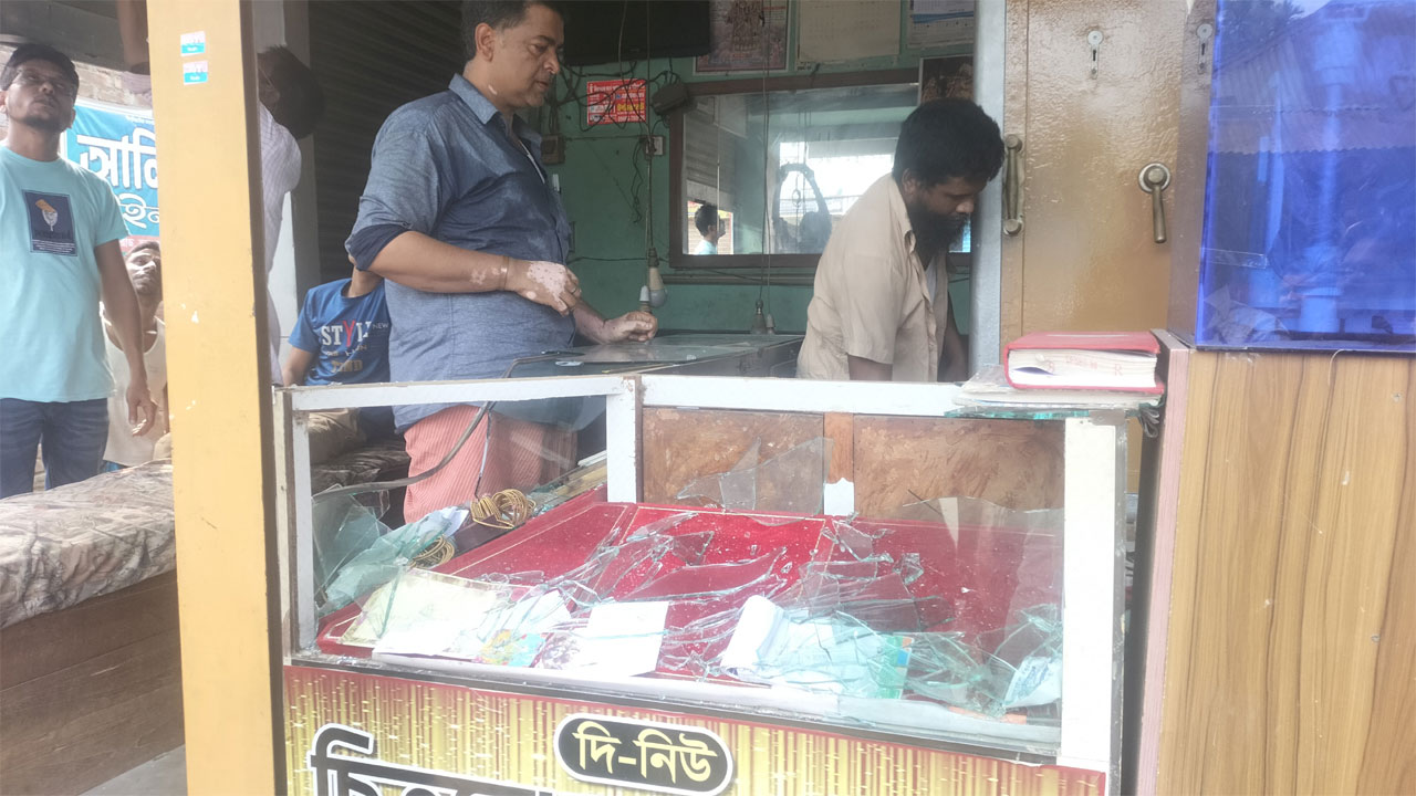 জুয়েলারি শপে হামলা ও ছিনতাই