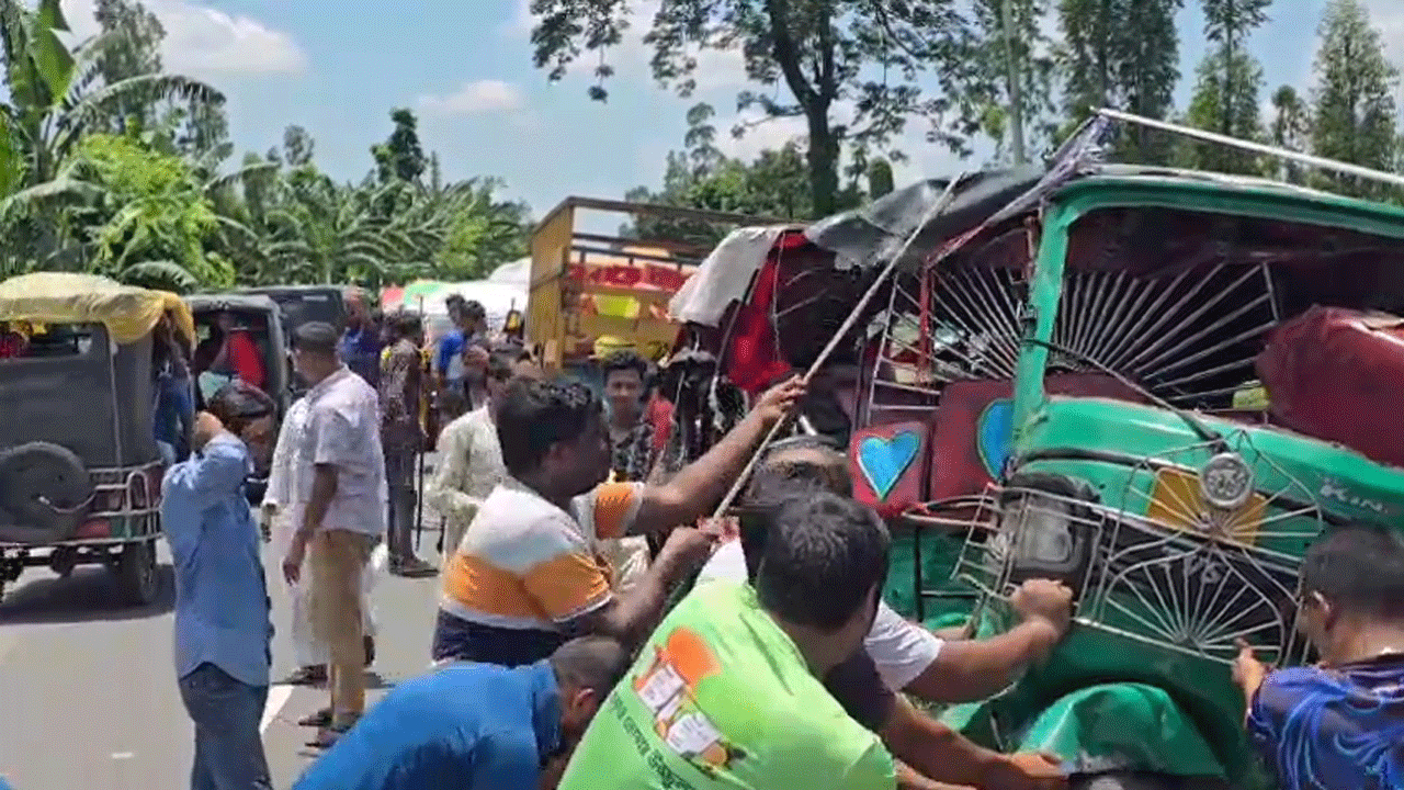 দুর্ঘটনাকবলিত সিএনজিচালিত অটোরিকশা