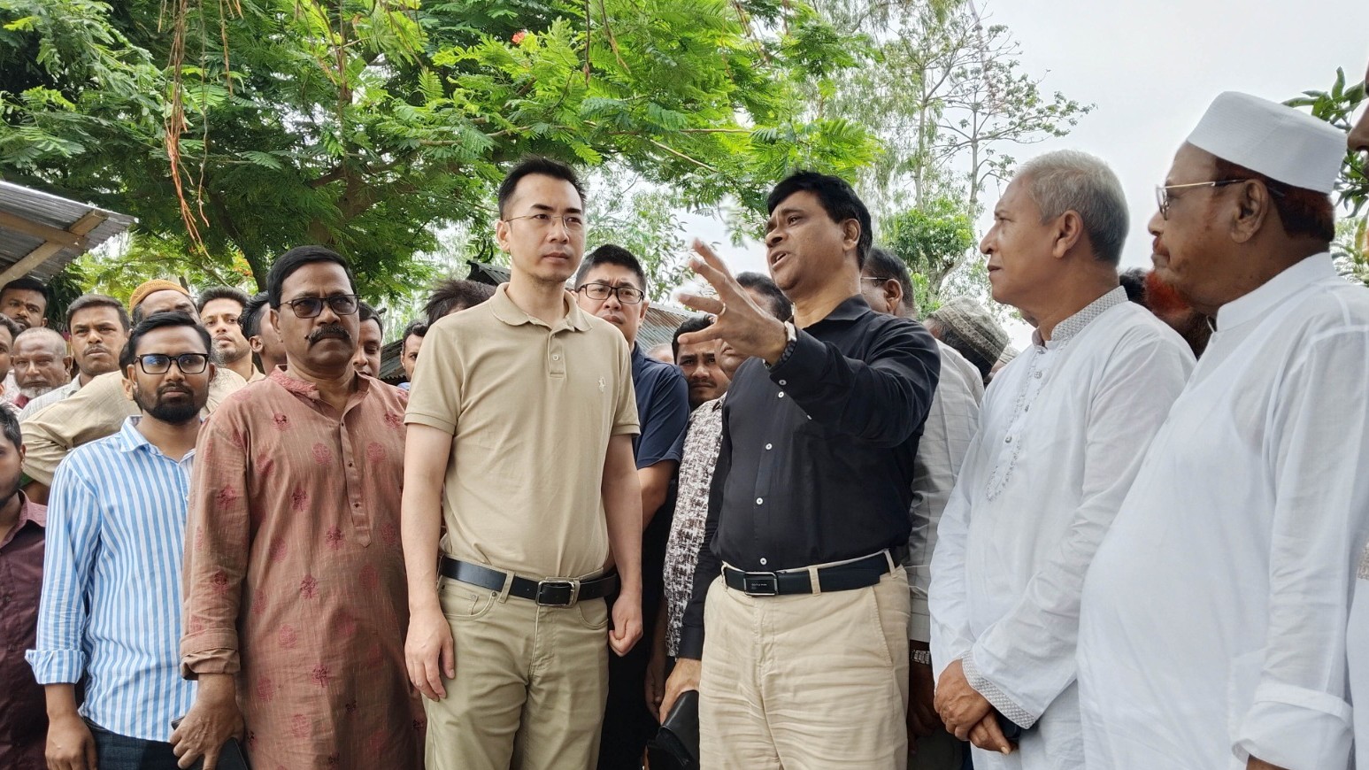 নদীর পাড় পরিদর্শনে চীনা প্রতিনিধি দল