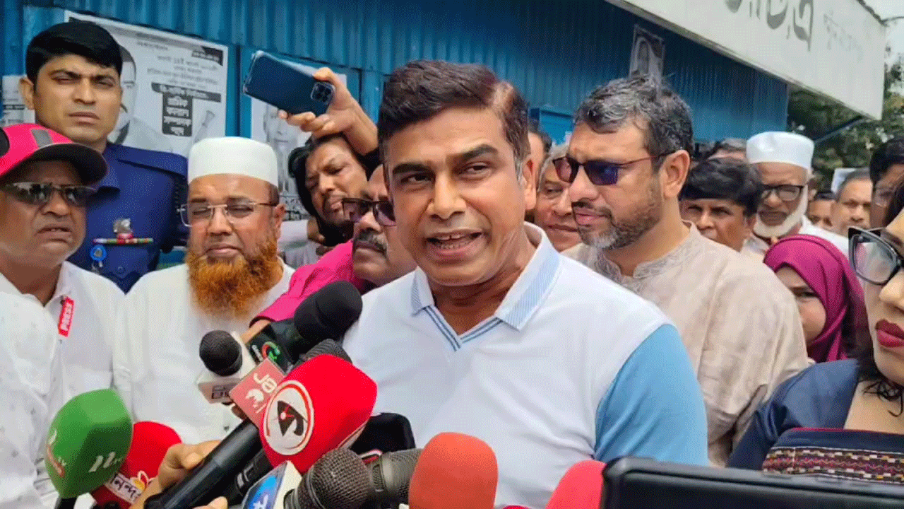 সাংবাদিকদের সাথে কথা বলছেন পানি সম্পদ প্রতিমন্ত্রী ফরহাদ হোসেন আজাদ