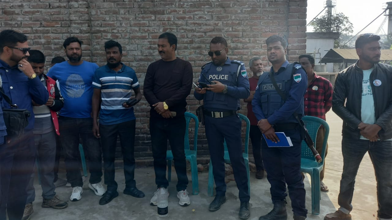 কুষ্টিয়া সদর উপজেলার কবুরহাটে যুবদল নেতাআব্দুল মাজেদ (মাঝে কালো পোশাক পরিহিত) পুলিশ হেফাজতে