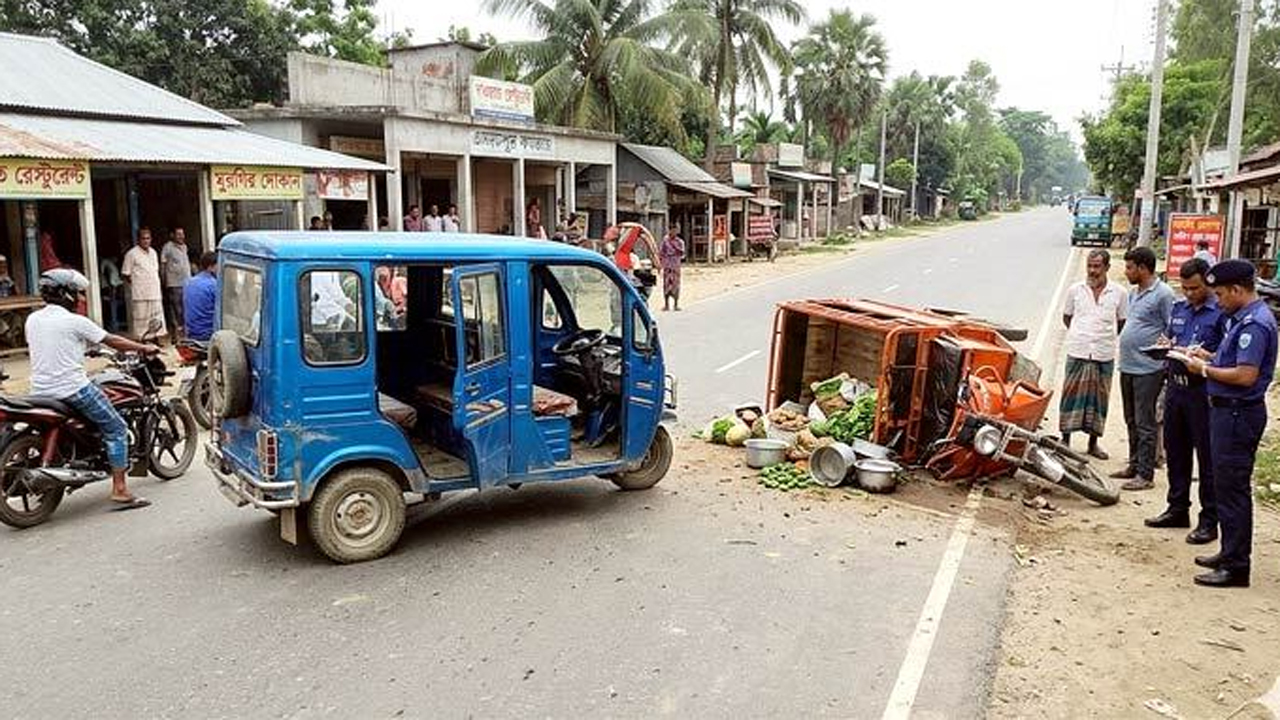 কুমারখালীর এনায়েতপুর বাজারে অটোরিকশা ও ভ্যানের মুখোমুখি সংঘর্ষ হয়
