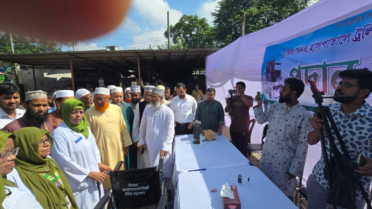 কুষ্টিয়া জেনারেল হাসপাতালে চিকিৎসা সরঞ্জামাদি তুলে দিচ্ছেন জেলা জামায়াতের আমির মাওলানা অধ্যাপক আবুল হাশিম