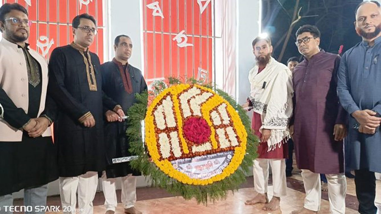 পুস্পস্তবক অর্পন করছেন জেলা প্রশাসক ইকবাল হোসেন
